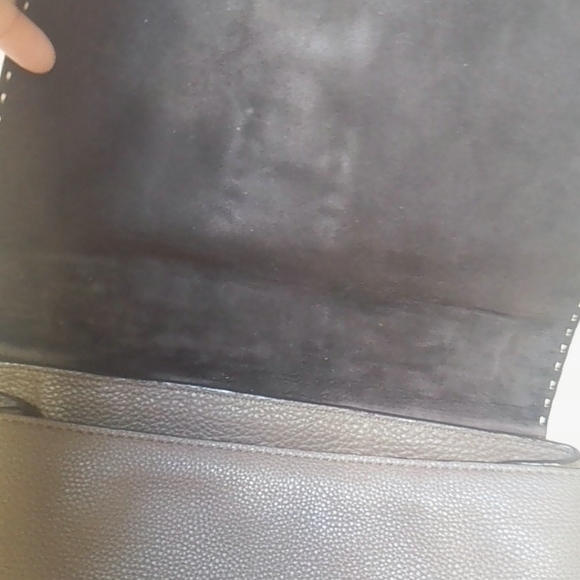 Elegant Brown Leather Handbag - Picture 12 of 16